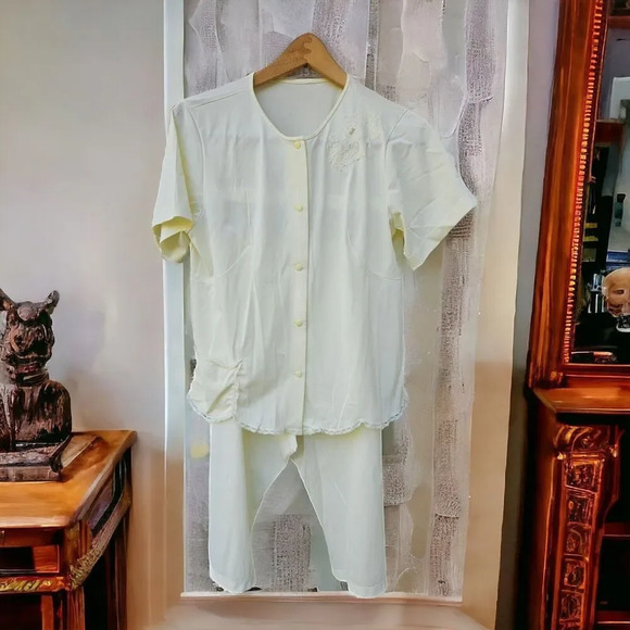 Shadowline Pale Yellow Pajama Set Women Med Vtg Silky Lightweight Capri Length - Picture 1 of 11